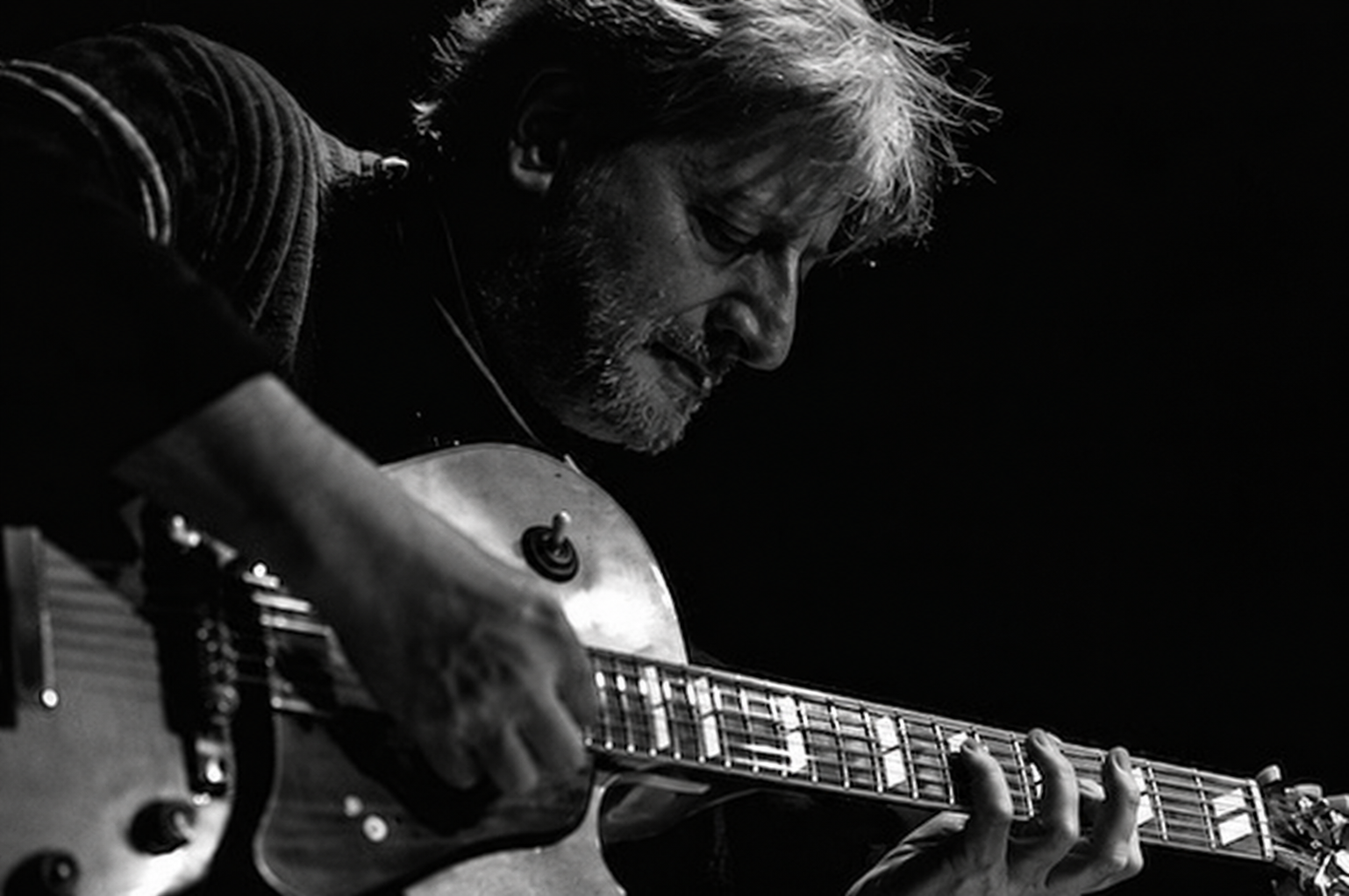 Giovanni Monteforte alla chitarra — non ritrae Clara Miraglia